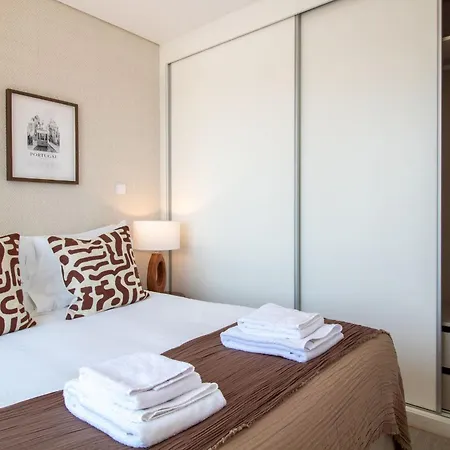Stylish & Sunny 2br Near Heroismo By Lovelystay 포르투