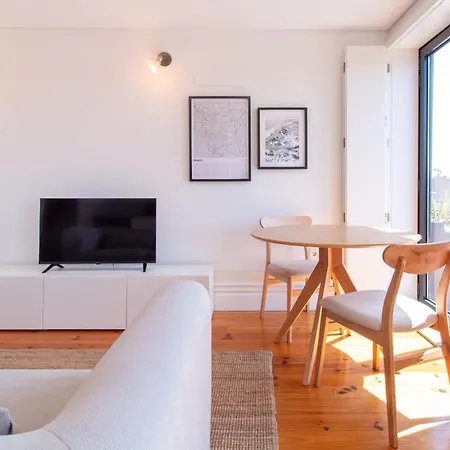 아파트 Stylish & Sunny 2br Near Heroismo By Lovelystay *