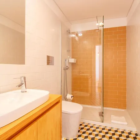 Stylish & Sunny 2br Near Heroismo By Lovelystay 포르투