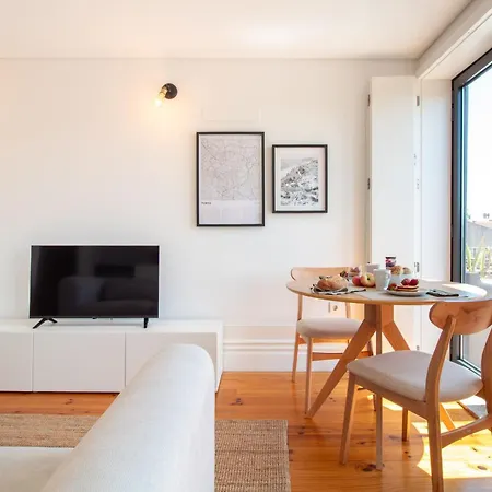 아파트 Stylish & Sunny 2br Near Heroismo By Lovelystay *