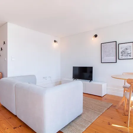 Stylish & Sunny 2br Near Heroismo By Lovelystay *