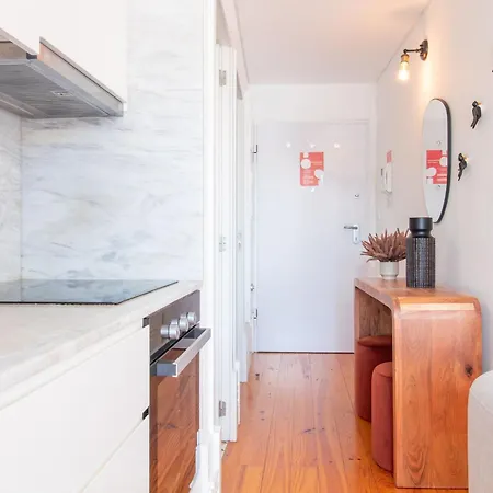 Stylish & Sunny 2br Near Heroismo By Lovelystay * 포르투