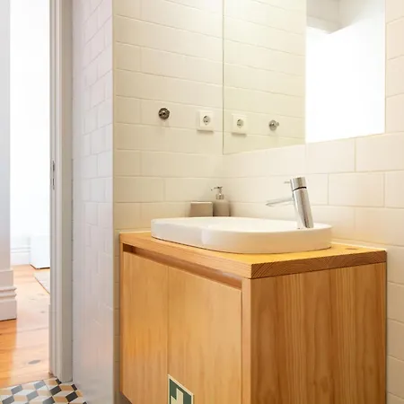 아파트 Stylish & Sunny 2br Near Heroismo By Lovelystay