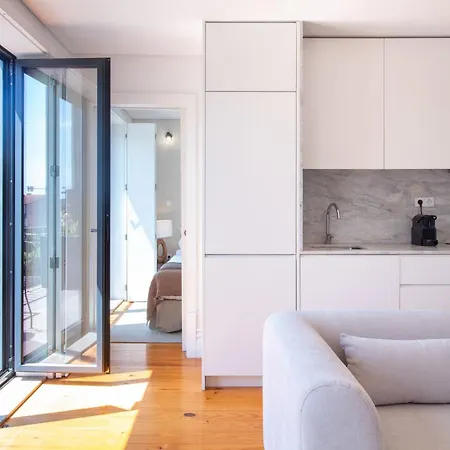 Stylish & Sunny 2br Near Heroismo By Lovelystay * 포르투
