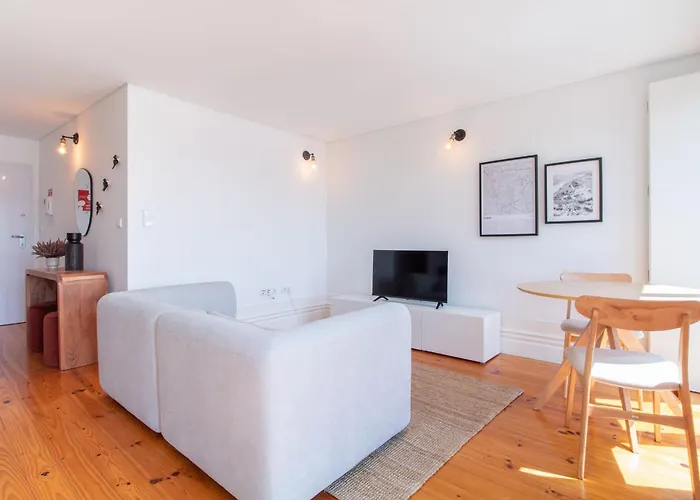 Stylish & Sunny 2br Near Heroismo By Lovelystay *