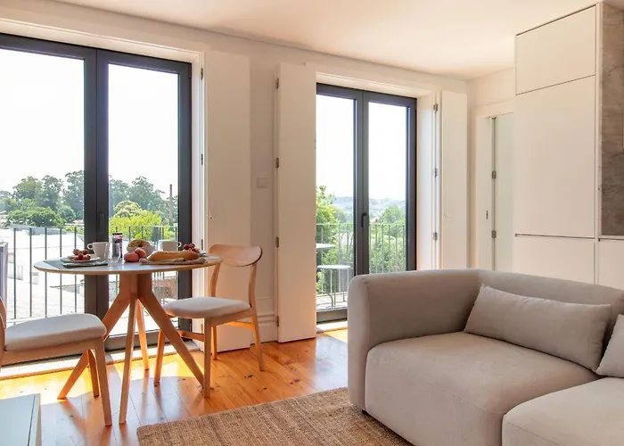 Stylish & Sunny 2br Near Heroismo By Lovelystay *