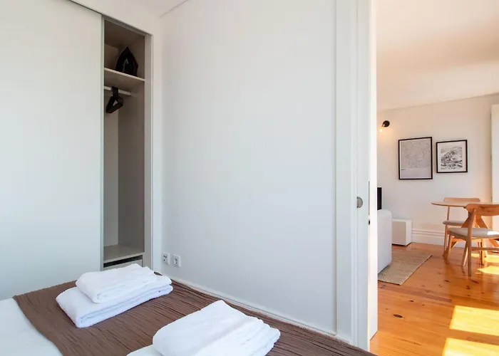 Stylish & Sunny 2br Near Heroismo By Lovelystay