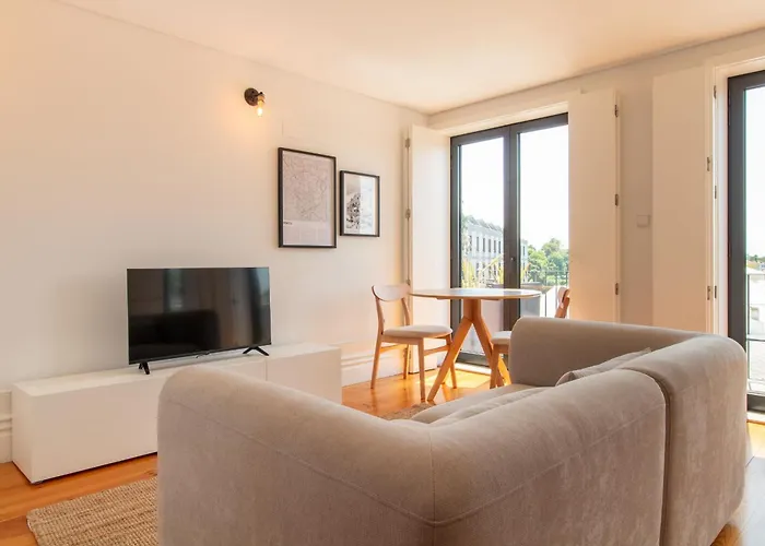 Stylish & Sunny 2br Near Heroismo By Lovelystay Apartment *