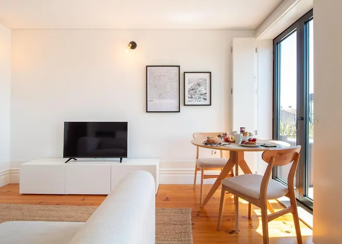 Apartment Stylish & Sunny 2br Near Heroismo By Lovelystay *