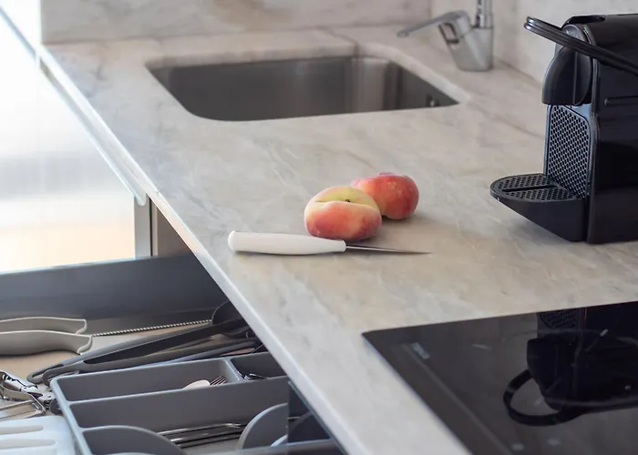 Apartment Stylish & Sunny 2br Near Heroismo By Lovelystay